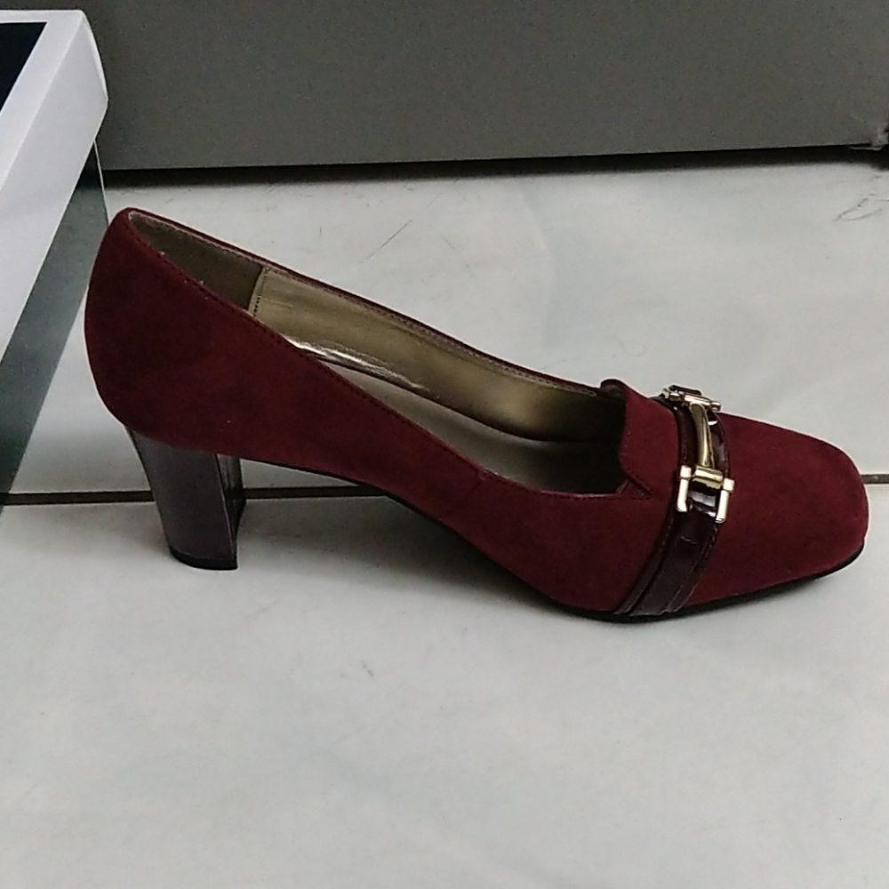 Heels - Picture 3 of 6